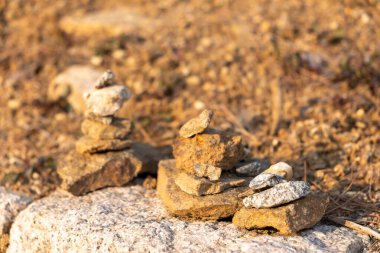 Tapınakta taş yığını. Taşları istiflemenin istifçiye ve ailesine iyi şans getireceğine inanılır.