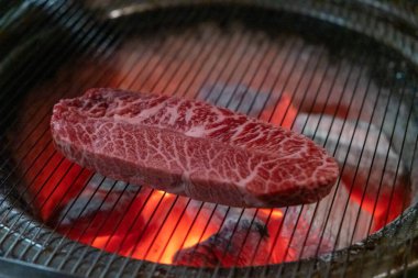 Hanwoo Biftek, Kore usulü ızgarada et. Yumuşak odaklı az pişmiş et.