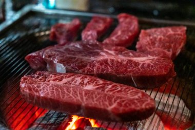 Hanwoo Biftek, Kore usulü ızgarada et. Yumuşak odaklı az pişmiş et.