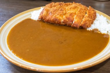 Tonkatsu Curry, bir tabak kızarmış domuz ve köri soslu pilav. Japon yemeği.