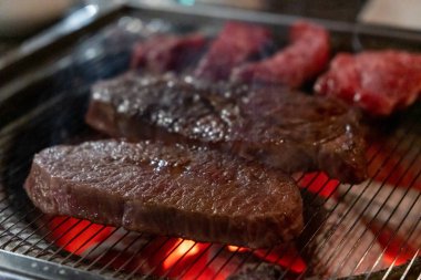 Hanwoo Biftek, Kore usulü ızgarada et. Yumuşak odaklı az pişmiş et.