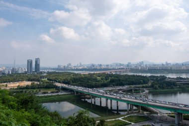 Seul, Güney Kore - 31 Ağustos 2023: Han Nehri 'nin yanındaki Seul Ormanı bölgesinde gökdelen kümesi.