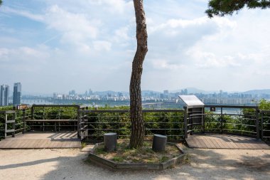 Seul, Güney Kore - 31 Ağustos 2023: Eungbongsan dağ parkındaki sahne, K-Drama 'nın en ikonik film mekanı, Kral the Land.