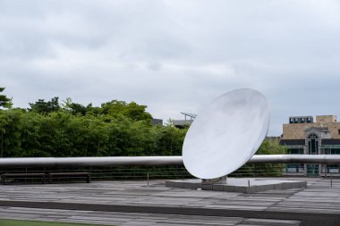 Seul, Güney Kore - 3 Eylül 2023: Gökyüzü Aynası, Leeum Samsung Sanat Müzesinde Anish Kapoor 'un bir heykeli
