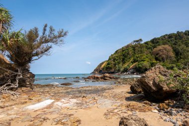 Tayland, Krabi 'deki kayalık plajın yatay çizgisi.