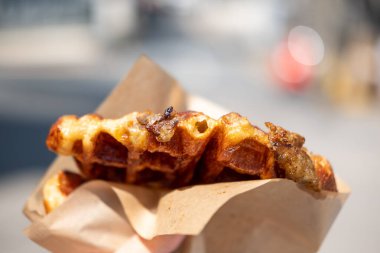 Croffle 'ı mantarlı el ele tutuşmak. Güney Kore 'de popüler bir hamur işi olan kruvasan ve waffle karışımı.