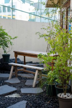 Bahçede oturan ahşap bir masa. kafe veya restoran