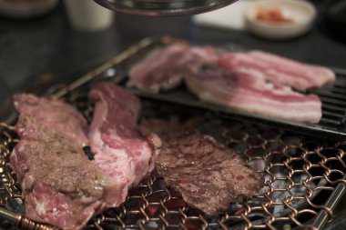 Paslanmaz ızgarada Kore usulü barbekü. Yumuşak odaklı az pişmiş et.