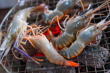 Izgarada çiğ karides