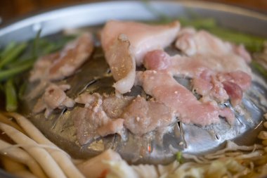 Tayland usulü domuz eti, sebze çorbası ve barbekü.