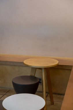 Kafenin ya da restoranın içinde, ahşap sandalyeli ve masalı.