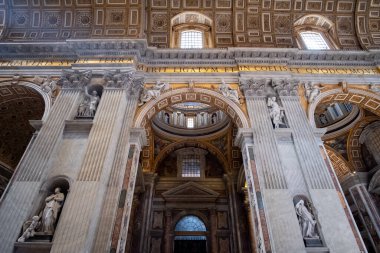 Vatikan Şehri, 17 Mayıs 2017: iç St Peter's Basilica, Vatikan İtalyan Rönesans kilisede.