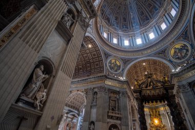 Vatikan Şehri, 17 Mayıs 2017: iç St Peter's Basilica, Vatikan İtalyan Rönesans kilisede.