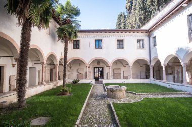 Verona, İtalya - 17 Eylül 2017: Verona 'da müzesi olan antik bir Roma tiyatrosu olan Teatro Romano' daki bahçe manzarası