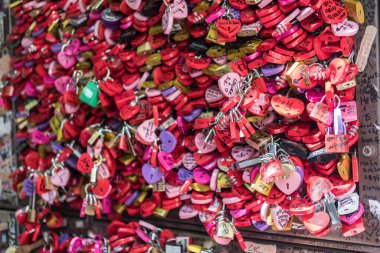 Verona, İtalya - 17 Eylül 2017: Aşk mesajları ve kilitler İtalya 'nın Verona kentindeki Juliet' in Evinin duvarını kaplıyor