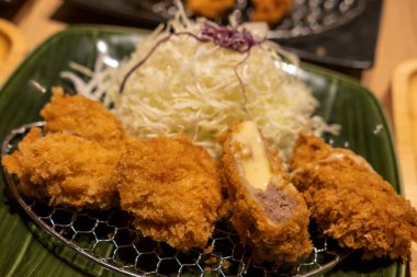 pirinç ve sebze seti ile peynir tonkatsu domuz pirinci, yumuşak odak