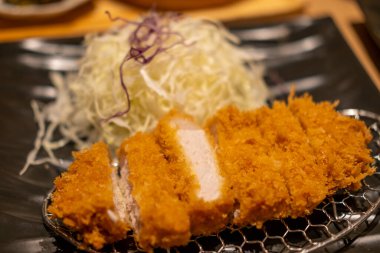 Tonkatsu, restoranda servis edilen kızarmış domuz pirzolası.