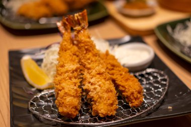 Restoranda limonla servis edilen kızarmış karides.