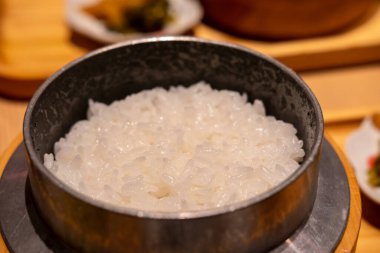 Masada bir kase Japon pirinci servis edilir.