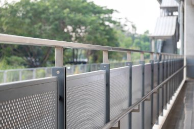 Tren istasyonunda çit var. SRT Dark Red Line, Bangkok 'tan Rangsit' e kadar MBTA metro sisteminin bir parçası olarak işletilen hızlı bir aktarma hattıdır..