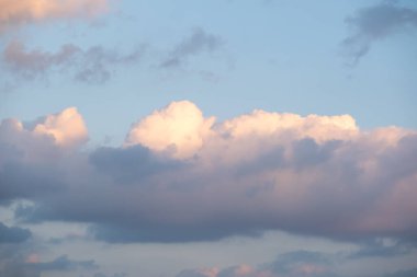 Güzel günbatımı gökyüzü bulut ile.