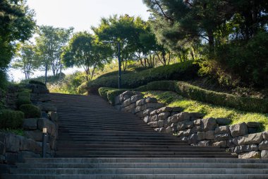 Namsan Parkı 'nın önüne geçiyor. Güney Kore, Seul 'deki N Seul Kulesi yakınlarında ünlü bir yürüyüş yoludur.