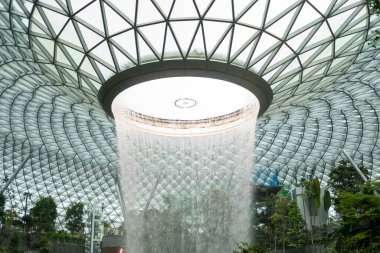 Singapur - 22 Ekim 2022: Jewel Changi Havaalanı 'ndaki dünyanın en uzun kapalı şelalesi. Changi Havalimanı ile çevrili doğa temalı bir eğlence ve perakende tesisidir.