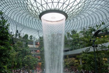 Singapur - 22 Ekim 2022: Jewel Changi Havaalanı 'ndaki dünyanın en uzun kapalı şelalesi. Changi Havalimanı ile çevrili doğa temalı bir eğlence ve perakende tesisidir.