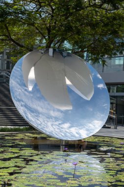 Singapur - 9 Mart 2024: Sky Mirror, bir Anish Kapoor heykeli ArtSceince Müzesi önünde, Singapur Merkez Bölgesi 'nin merkezindeki Marina Körfezi Kumları içinde bir müze