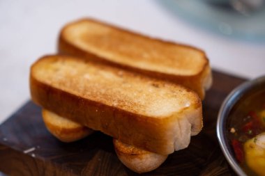 İspanyol mutfağında Tapas, aperatif ya da aperatifle birlikte dilimlenmiş ekmek.