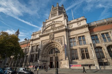 Londra, Birleşik Krallık - 16 Kasım 2017: Victoria ve Albert Müzesi girişi. Dünyanın en büyük dekoratif sanat ve tasarım müzesi.