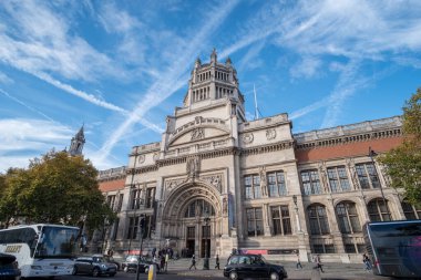 Londra, Birleşik Krallık - 16 Kasım 2017: Victoria ve Albert Müzesi girişi. Dünyanın en büyük dekoratif sanat ve tasarım müzesi.