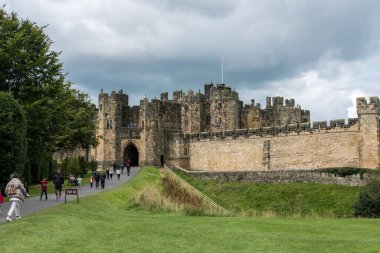 Alnwick, İngiltere - 5 Ağustos 2017: Alnwick Şatosu, İngiltere 'nin Northumberland eyaletinde. Film ve programlar için bir mekan..