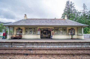 Glenfinnan, İskoçya - 1 Eylül 2017: Glenfinnan tren istasyonu, İskoçya 'nın Highland konsey bölgesinde Glenfinnan köyüne hizmet veren bir tren istasyonu.