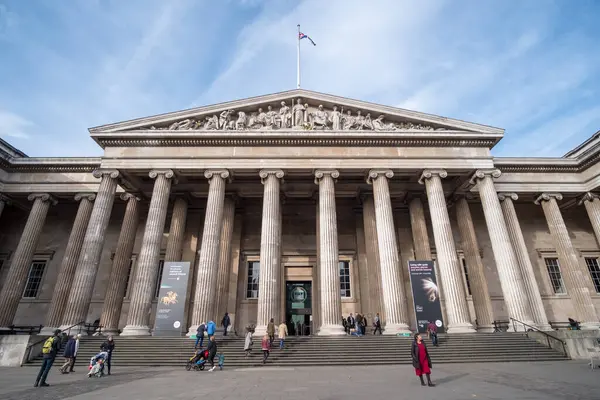 Londra, Birleşik Krallık - 16 Kasım 2017: İnsanlık tarihi, sanatı ve kültürüne adanmış British Museum 'un önündeki insanlar.