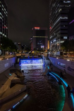 Seul, Güney Kore - 10 Ekim 2022: Cheonggyecheon deresi gece. Seul 'de modern bir kamusal alan.