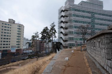 Seul, Güney Kore - 19 Şubat 2023: Seul 'ün Dongdaemun bölgesindeki Heunginjimun Park' tan şehrin manzarası. Kışın