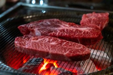 Hanwoo Biftek, Kore usulü ızgarada et. Yumuşak odaklı az pişmiş et.