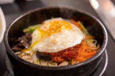 Bibimbap, Kore usulü pirinç yemeği. Namul, gochujang, yumurta ve etle karıştırılmış pilav..