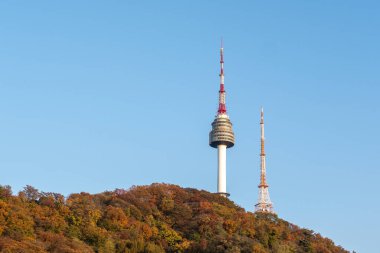 Sonbahar manzaralı N Seul Kulesi. Ayrıca Güney Kore 'nin orta kesimindeki Nam Dağı' nda bulunan bir iletişim ve gözlem kulesi olan Namsan Kulesi veya Seul Kulesi olarak da bilinir.