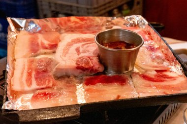 Izgarada ızgara domuz eti, Kore usulü.