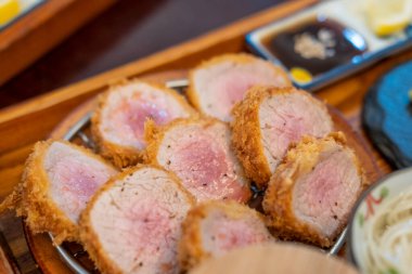 Sous vide pork katsu. Tonkatsu, kızarmış domuz restoranda servis edilir.