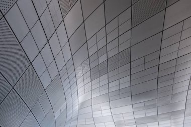 Kore, Seul 'deki Dongdaemun Design Plaza veya DDP ön cephe kaplaması delinmiş.