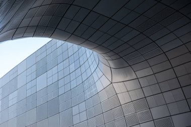 Kore, Seul 'deki Dongdaemun Design Plaza veya DDP ön cephe kaplaması delinmiş.
