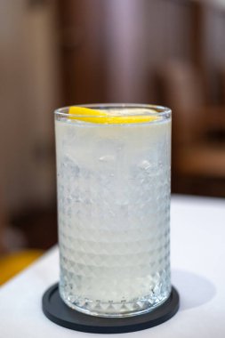 Kafedeki masada limonlu buzlu limonata.