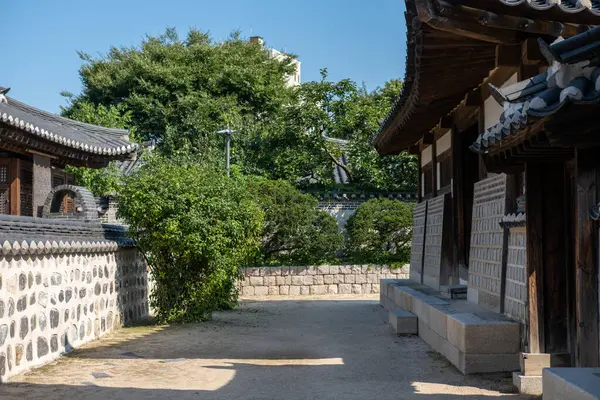 stock image Traditional Korean building in Namsangol Hanok village, a recreated village of historical Korean buildings in Seoul, South Korea