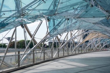 Singapur - 9 Mart 2024: Helix Köprüsü, veya Helix, Marina 'yı Marina South ile Singapur' daki Marina Körfezi bölgesinde birleştiren yaya köprüsü..