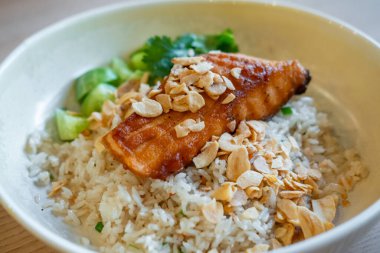 Tabakta somon biftekli kızarmış pilav.