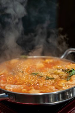 Kore yahnisi, Ramyeon ve Tteokbokki Kimchi çorbasında sebze ve etle.