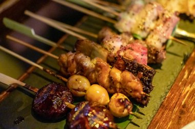 Yakitori, Japon usulü şiş tavuk, sığır eti, çeşitli mantarlı domuz eti.